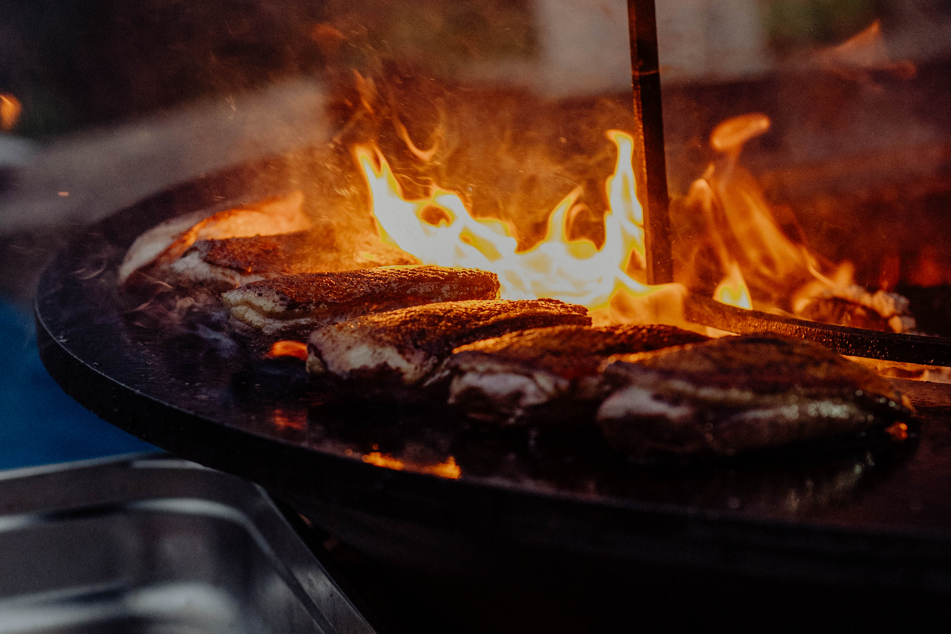 Chef cuisinier au brasero