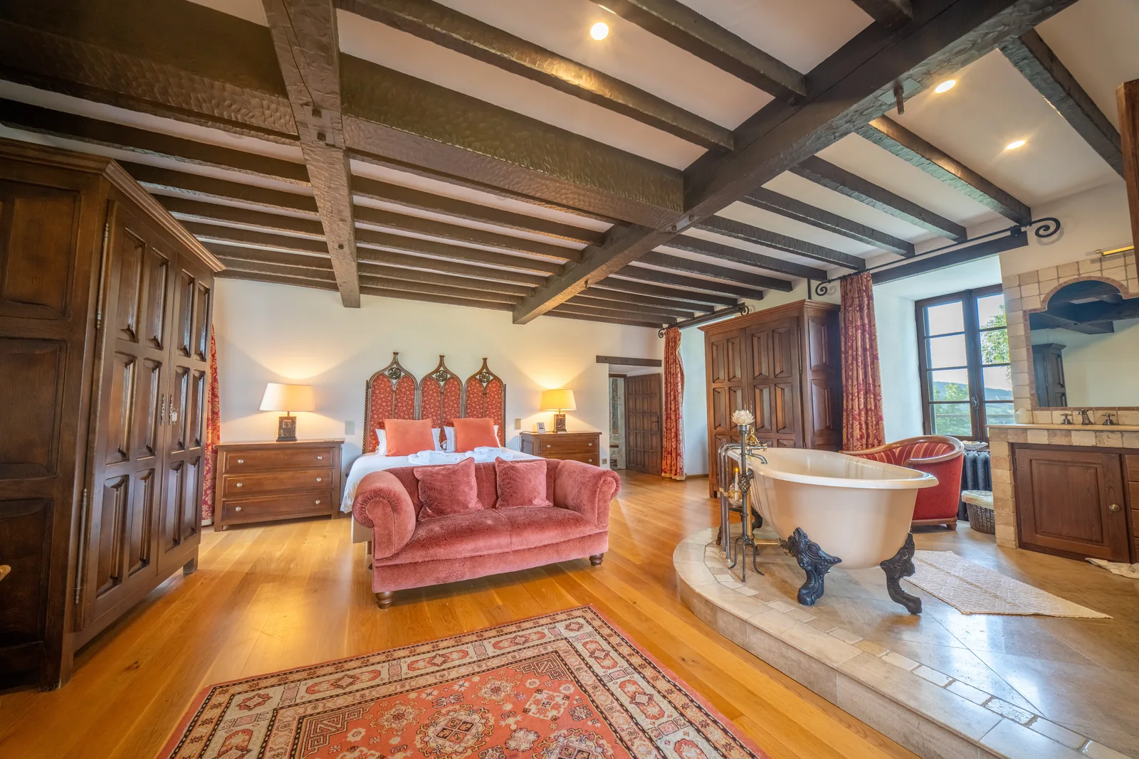 Suite with a double bed and freestanding bathtub in the bedroom