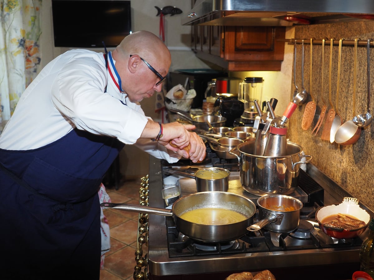El chef con estrella Michelin y Meilleur Ouvrier de France Franck Putelat cocinando en Château de Tournou