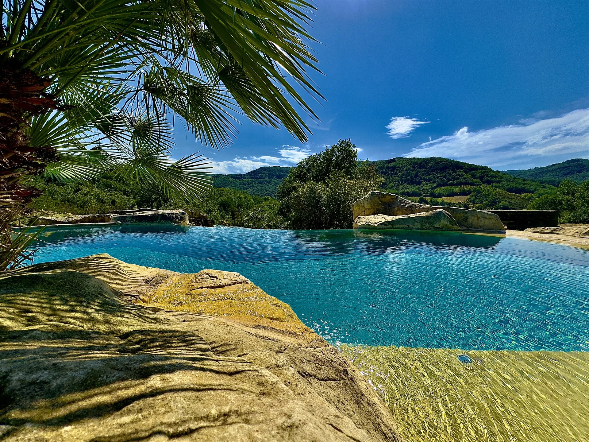 Piscine à débordement du Château de Tournou avec vue panoramique